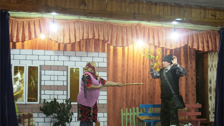 Выступление народного театра «Ваш выход» на сцене Хомбусь–Батыревского сельского клуба