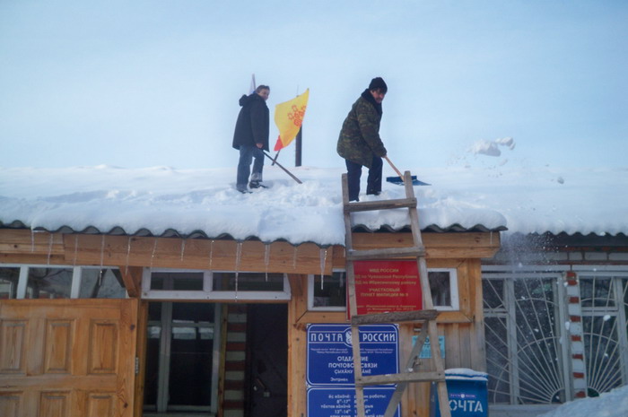 Ибресинский район: проводится планомерная работа по очистке крыш домов от снега и сосулек